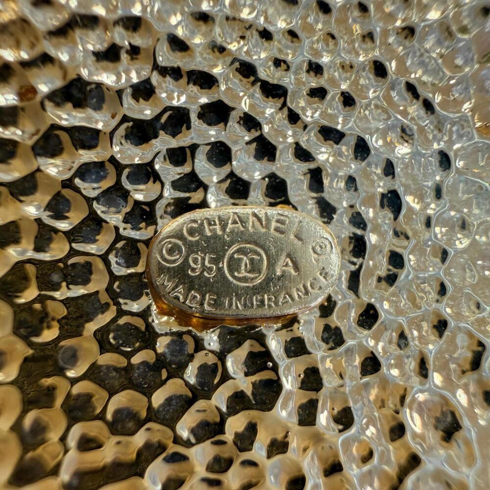 CHANEL Vintage Gold Logo Brooch - Picture 5 of 5